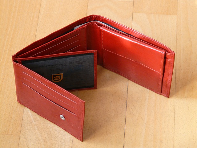 茶色の二つ折り財布